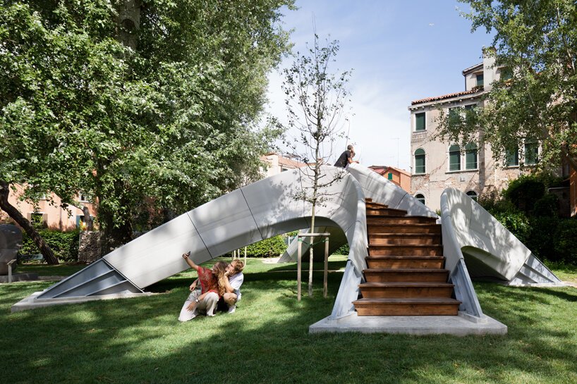 ETH architects and engineers from the block research group (BRG) in collaboration with zaha hadid architects and other partners from industry designed striatus– an arched, unreinforced masonry footbridge composed of 3D-printed concrete blocks assembled without mortar. exhibited at the giardini della marinaressa during the venice architecture biennale until november 2021, the 16×12-meter footbridge is the first of its kind.